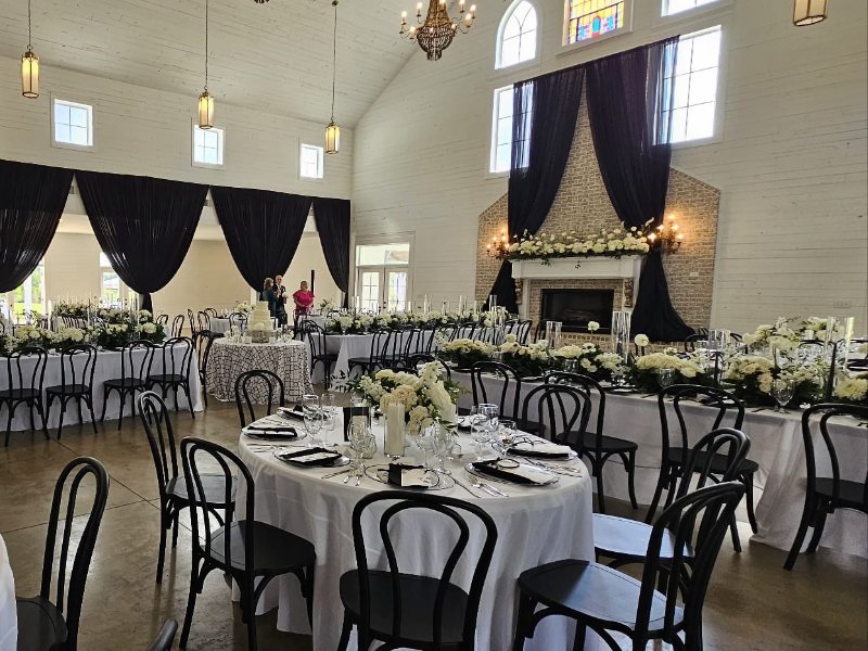 Elegant Monochrome Wedding Setup: How CNSANWENYU Delivered a 1000㎡ Luxury Venue with One-Stop Furniture Solutions